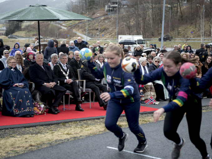 Startskuddet går for stafett på den nye idrettsbanen Foto: Carina Johansen / NTB Scanpix